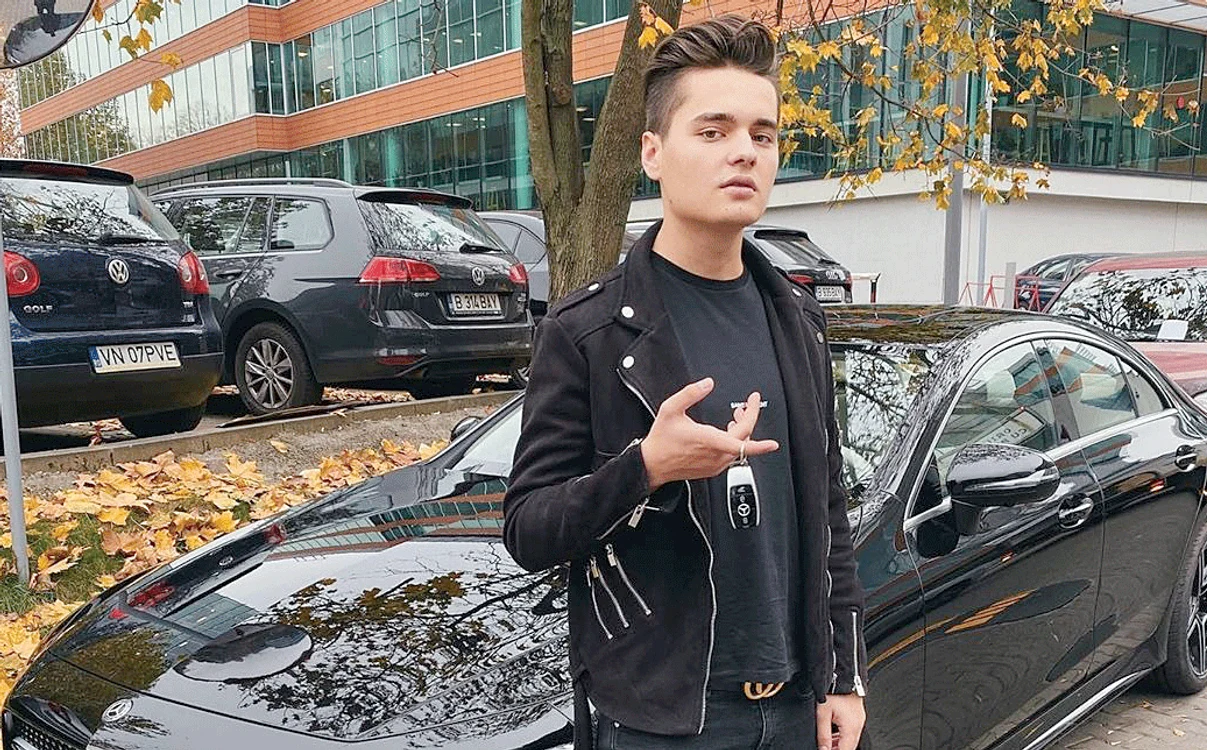 
    Selly este un adolescent excentric: se îmbracă numai în haine de firmă și are un Mercedes de 80.000 de dolari  