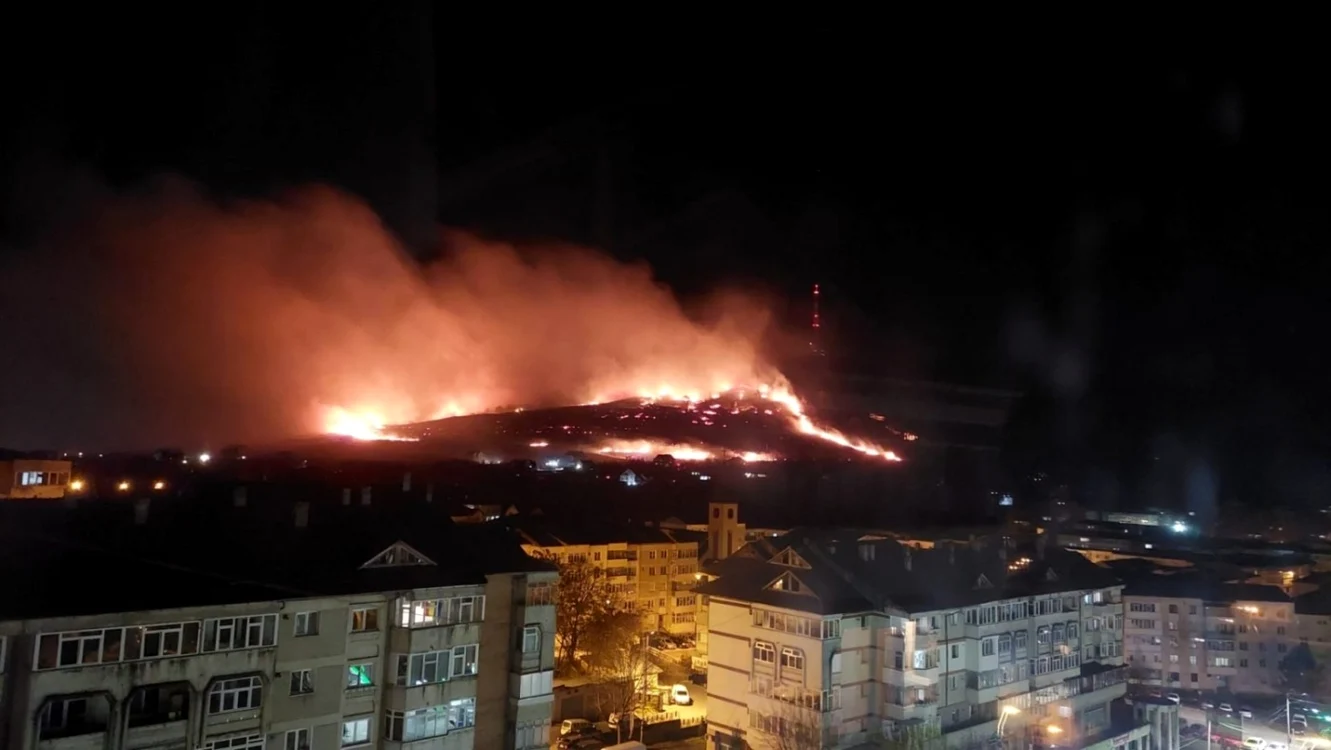 Un imens incendiu a avut loc pe culmea ce domină oraşul Piatra Neamţ FOTO Facebook