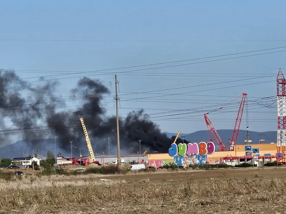 Incendiu la o firmă de utilaje de construcții. Ard patru remorci încărcate cu benzi transportoare de cauciuc și s-a emis mesaj RO-alert