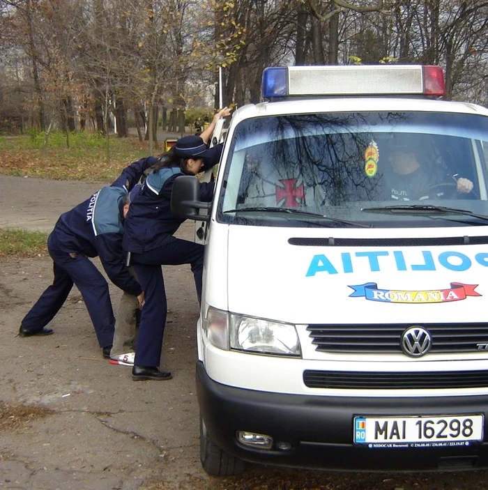 Poliţiştii au şi amendat-o pe femeie