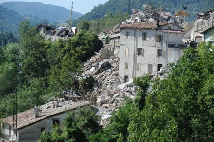 Turiștii i-au enervat la culme pe localnicii din provinciile afectate de cutremurFoto: AFP