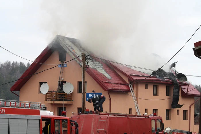 Vila avocaţilor de la Crivaia arde violent de 5 ore