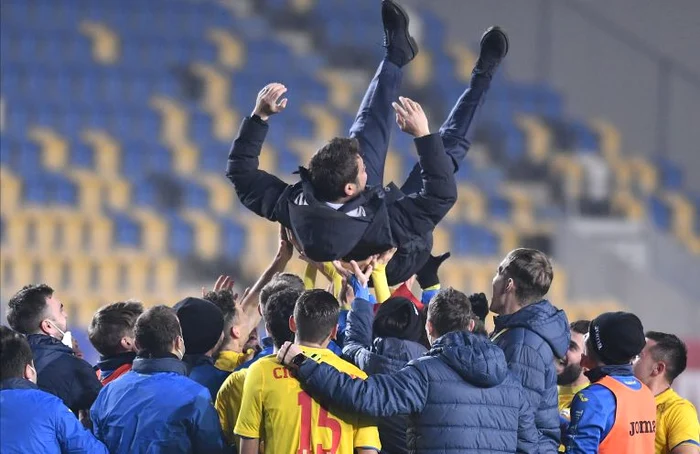 Adrian Mutu, aruncat în sus de fotbaliștii săi după calificarea la Europenele de tineretFOTO: Sportpictures.eu