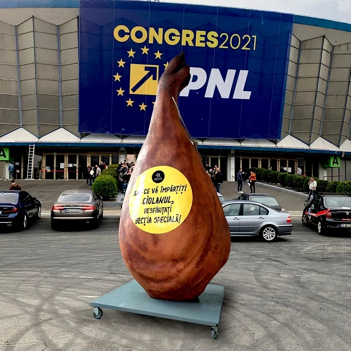 Câţiva dintre membrii comunităţi afişează un banner cu mesajul „După ce vă împărţiţi ciolanul desfiinţaţi Secţia specială”