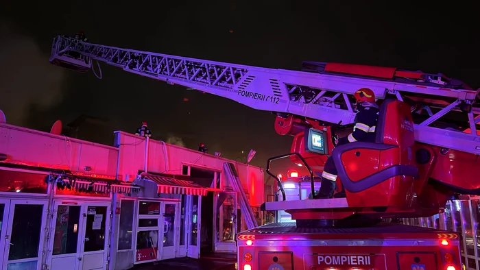 Incendiul s-a extins la mai multe construcții FOTO ISU București