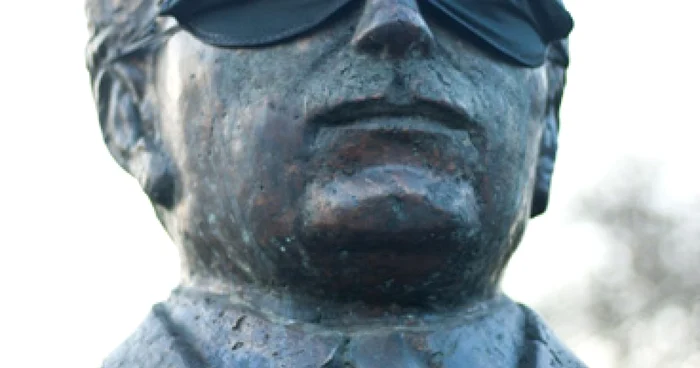 Statuile au primit măşti de dormit
