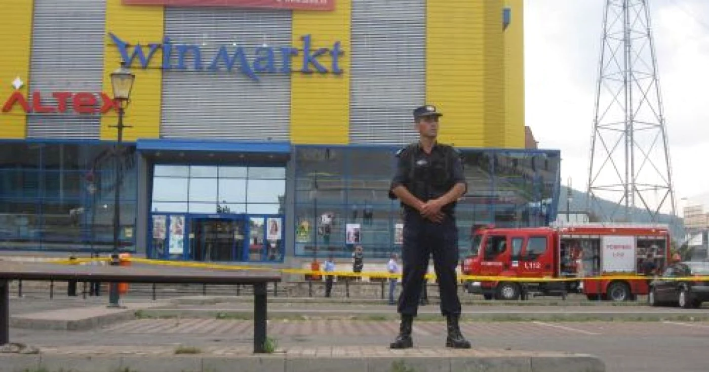 Ameninţare cu bombă la magazinul Winmarkt Petrodava (5)