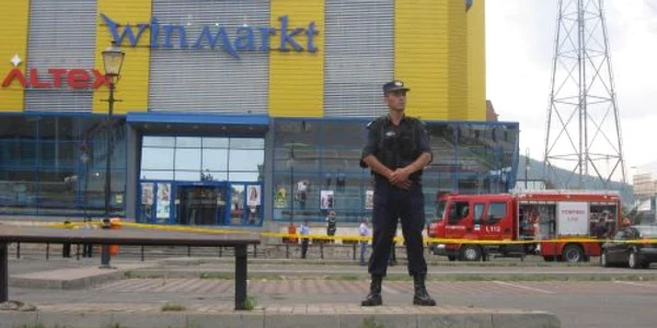 Ameninţare cu bombă la magazinul Winmarkt Petrodava (5)