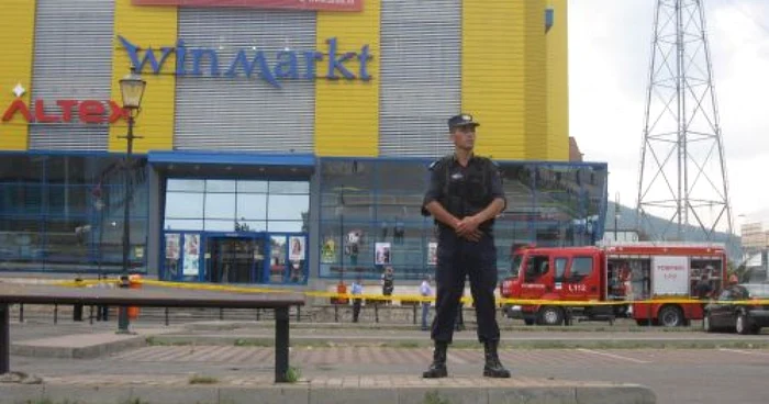 Ameninţare cu bombă la magazinul Winmarkt Petrodava (5)