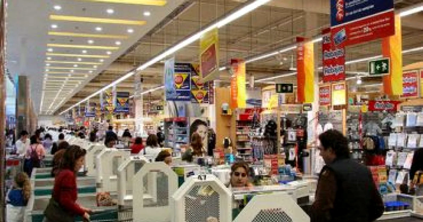 Linia cu casele dintr-un supermarket