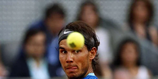 Spaniolul Rafael Nadal ocheste mingea în meciul contra japonezului Kei Nishikori la turneul de tenis Madrid Open FOTO Reuters