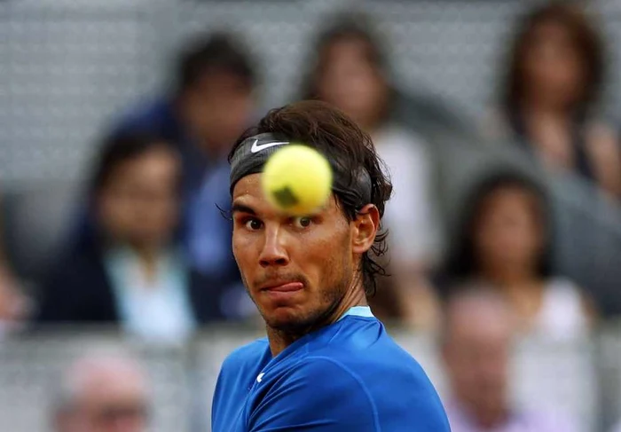 Spaniolul Rafael Nadal ocheste mingea în meciul contra japonezului Kei Nishikori la turneul de tenis Madrid Open FOTO Reuters