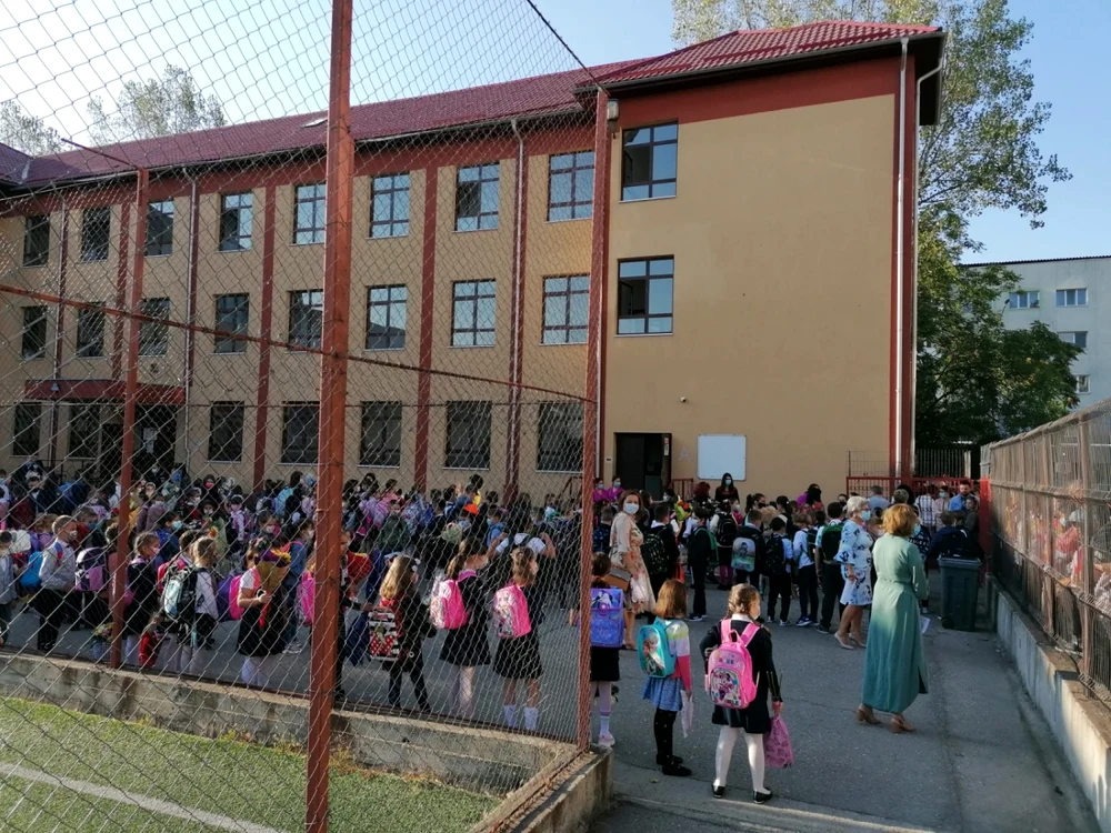 Consiliul Naţional al Elevilor arată că a lansat o consultare adresată elevilor, profesorilor şi părinţilor, în contextul declaraţiilor privitoare la modificarea structurii anului şcolar 2021-2022.