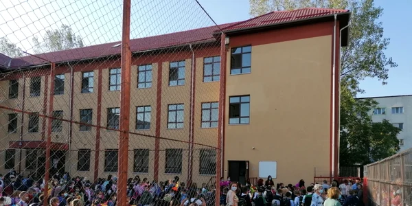 elevi în prima zi de şcoală olt