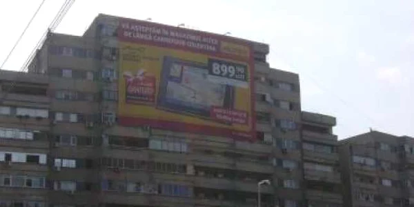 Bucureşti: Reclama pe balcoane: 50 de euro, întuneric şi insecte