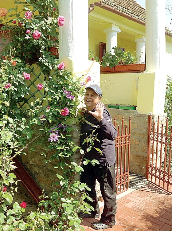 Stă de patru ani în casa de lângă Arad