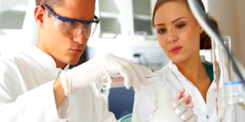 Voluntarii depistaţi cu acest virus prezentau semnele specifice infectării precum dureri de cap sau abdominale