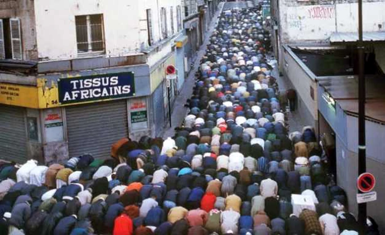 Musulmanii din Franţa nu au voie să se roage în stradă