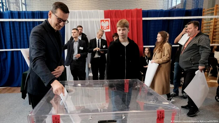 Premierul Mateusz Morawiecki a votat într-o secţie de votare din Varşovia