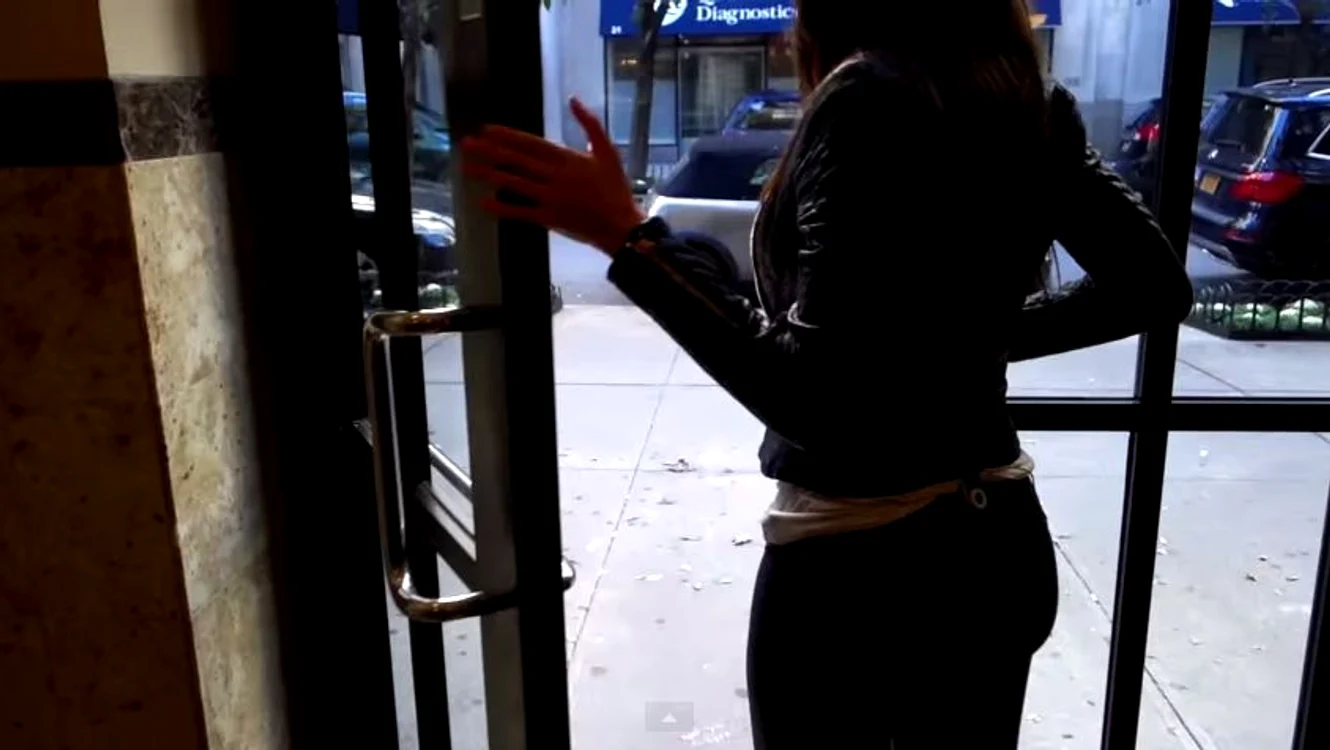 
    Domnişoara din clip s-a plimbat pe străzile din New York Foto Youtube  