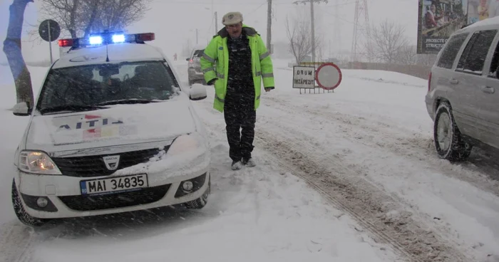 Poliţia Rutieră intervine pentru a bloca accesul maşinilor pe drumurile blocate de ninsoare FOTO Adevărul