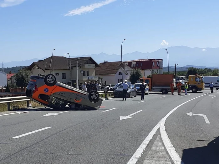 Accident pe DN1 - Sibiu în zona Extaz - Şelimbăr unde un şofer a intrat pe drumul principal fără să se asigure - patru victime şi o ambulanţă răsturnată Foto Facebook - credit tereza Voicu