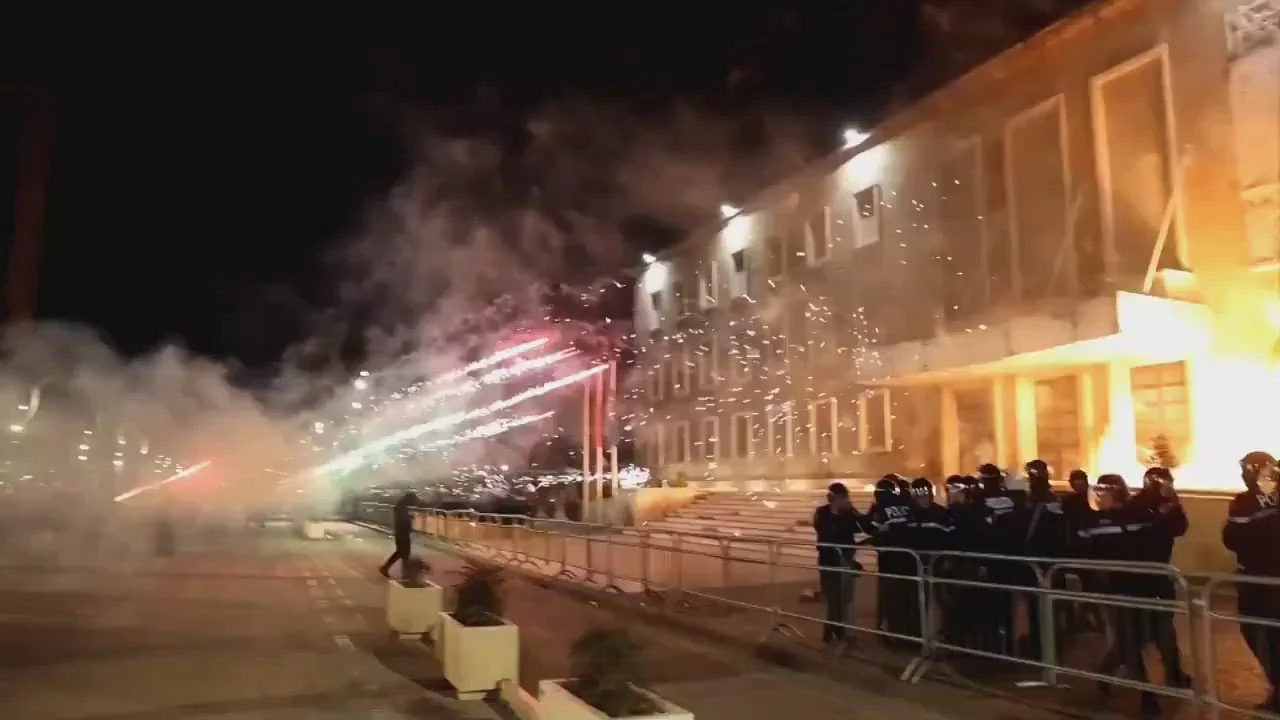 Tensiuni majore la Tirana: Proteste violente și ciocniri cu forțele de ordine pentru demisia premierului albanez
