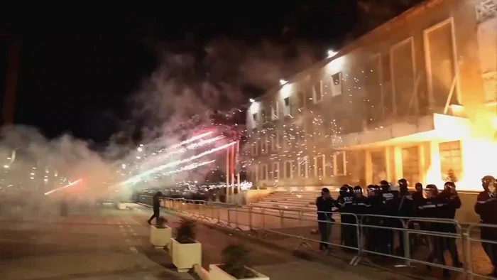 Proteste violente pentru demisia premierului albanez FOTO: X/ @NewsDayMundo