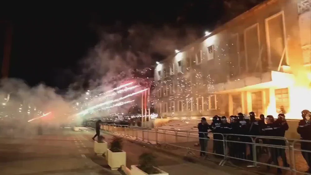 Tensiuni majore la Tirana: Proteste violente și ciocniri cu forțele de ordine pentru demisia premierului albanez
