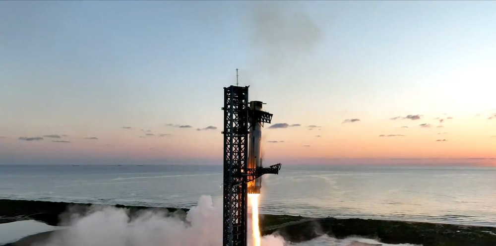 Manevră spectaculoasă realizată de SpaceX. A prins din zbor, cu ajutorul unor brațe robotice, o parte din racheta Starship
