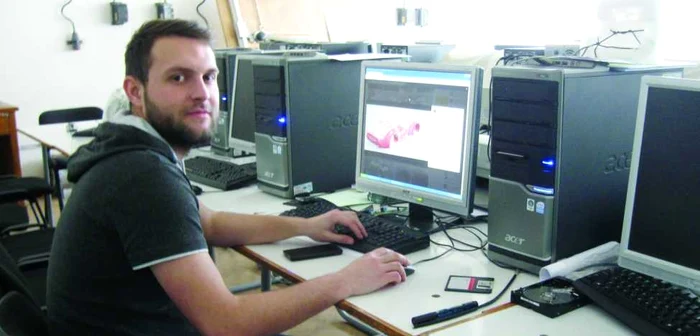 Mădălin Deacu la lucru în laboratorul de Informatică FOTO Valentin Trufaşu