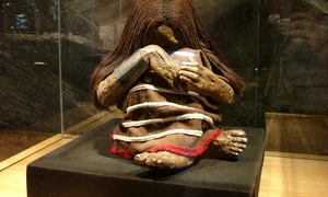 O replică a Băiatului de la El Plomo („Niño de El Plomo”), expusă la Muzeul de Istorie Naturală din Santiago de Chile (© Jason Quinn / Wikimedia Commons)