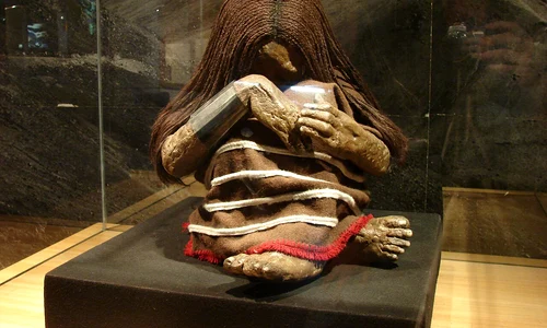 O replică a Băiatului de la El Plomo („Niño de El Plomo”), expusă la Muzeul de Istorie Naturală din Santiago de Chile (© Jason Quinn / Wikimedia Commons)