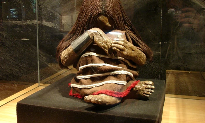 O replică a Băiatului de la El Plomo („Niño de El Plomo”), expusă la Muzeul de Istorie Naturală din Santiago de Chile (© Jason Quinn / Wikimedia Commons)