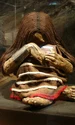 O replică a Băiatului de la El Plomo („Niño de El Plomo”), expusă la Muzeul de Istorie Naturală din Santiago de Chile (© Jason Quinn / Wikimedia Commons)