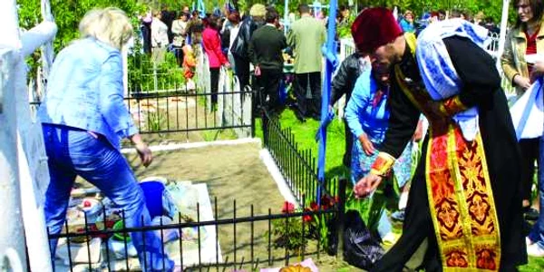 De Blajini preoţii citesc rugăciuni la morminte