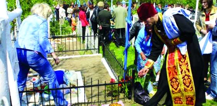 Picnicurile de pe morminte şi rochiile de seară ar putea fi interzise de Blajini în cimitirele din capitală.