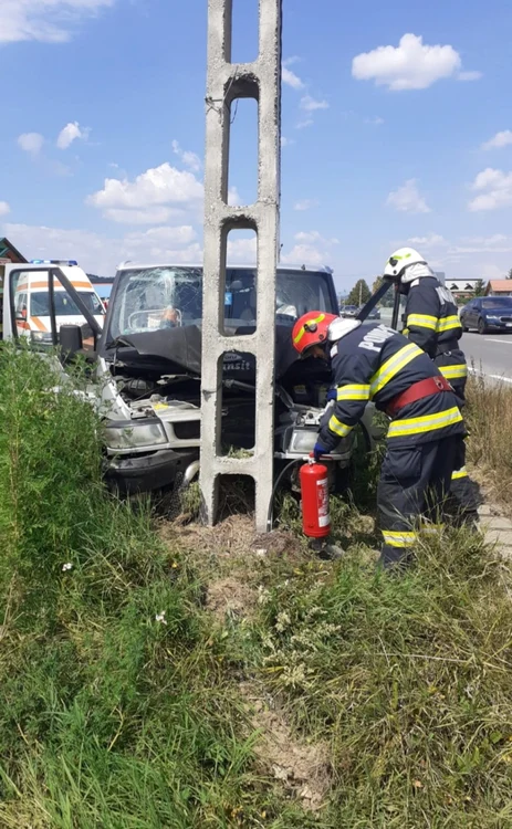 Autoturismul s-a lovit de un stâlp. Foto: ISU Argeş