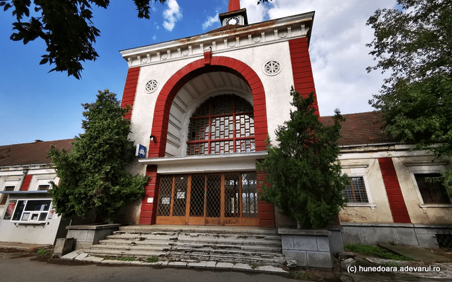 Gara din Hunedoara, loc interzis. Un șir de distrugeri a lovit-o de la închiderea ei