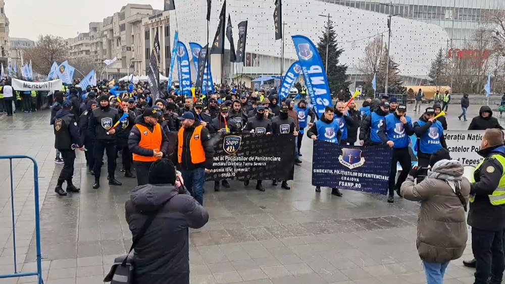 „Tăiați din siguranța tuturor”. Protest în capitala Olteniei, cu sute de polițiști în stradă 