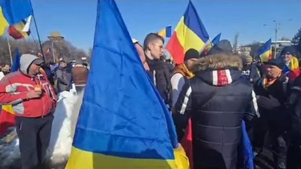Protest AUR în faţa Guvernului, unde se strâng semnături pentru candidatura lui Călin Georgescu. Jandarmii au reținut o persoană care avea un cuțit