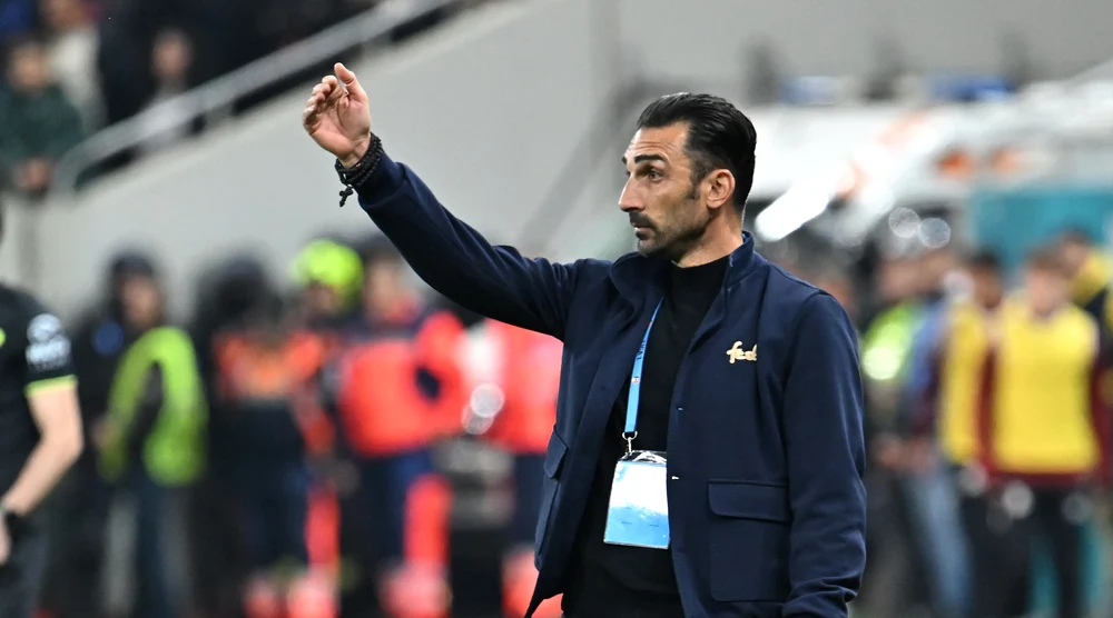 Elias Charalambous așteaptă un semn de la patron. Foto Facebook FCSB