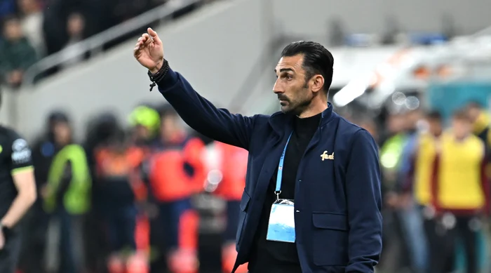 Elias Charalambous așteaptă un semn de la patron. Foto Facebook FCSB