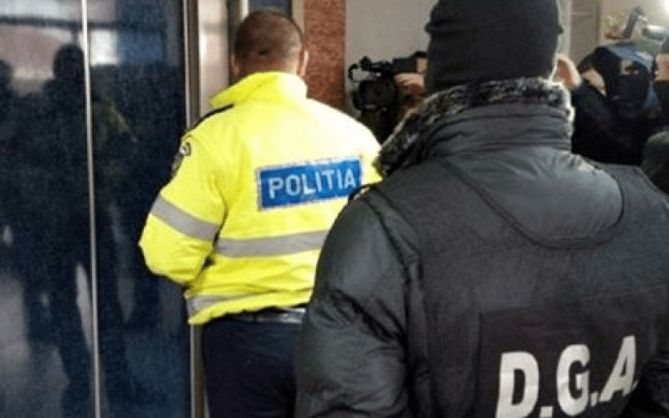 Șpagă dată în secția de poliție, la Vâlcea. Patronul unei patiserii, arestat preventiv