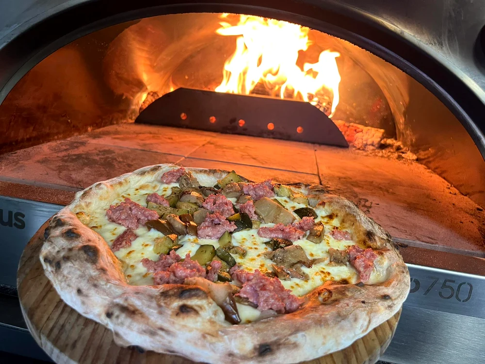 Pizza făcută în rulota lui Adrian FOTO: Facebook