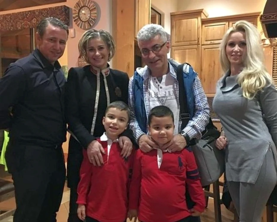 
    Prigoană şi iubita lui, Mihaela, se distrează cu cei mici în casa Anamariei Prodan din Las VegasFoto: arhiva personală  