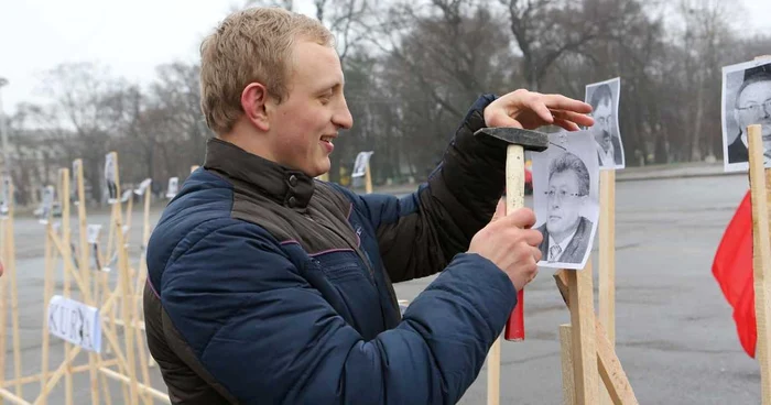 Manifestanţii i-au pironit în vârf de par pe toţi deputaţii, imortalizaţi în poze alb-negru.