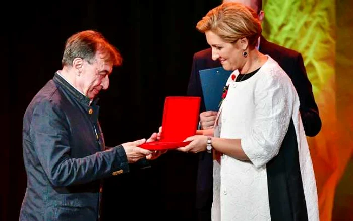 Compozitorul Vasile Şirli, premiat la Gala Celebrităţilor, de Preşedintele ICR Liliana Ţuroiu  FOTO: Dragoş Dumitru