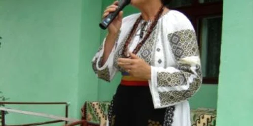 Bistriţa:  Portret/  Cornelia Ardelean, întruchiparea artistului de muzică populară