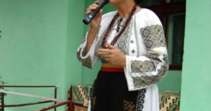 Bistriţa: Portret/ Cornelia Ardelean, întruchiparea artistului de muzică populară